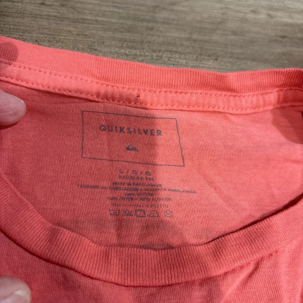 QUIKSILVER THE MOUNTAIN AND WAVE Salmon‎ Large