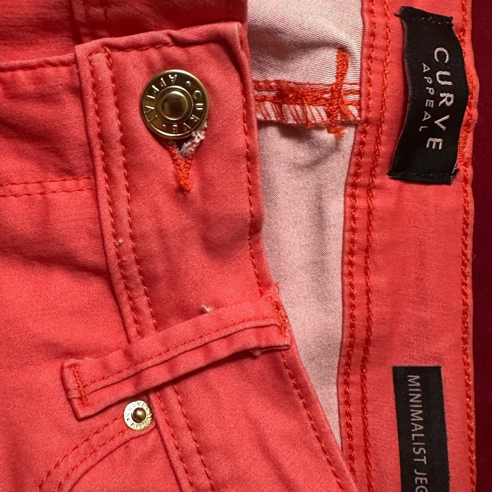 Pink Leggings‎ with Fitted Silhouette and Contrast Stitching
