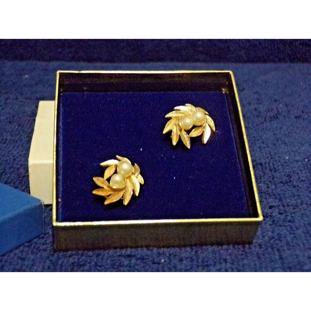 Avon 1971  Evening‎ Creations Clip-On Earrings 1