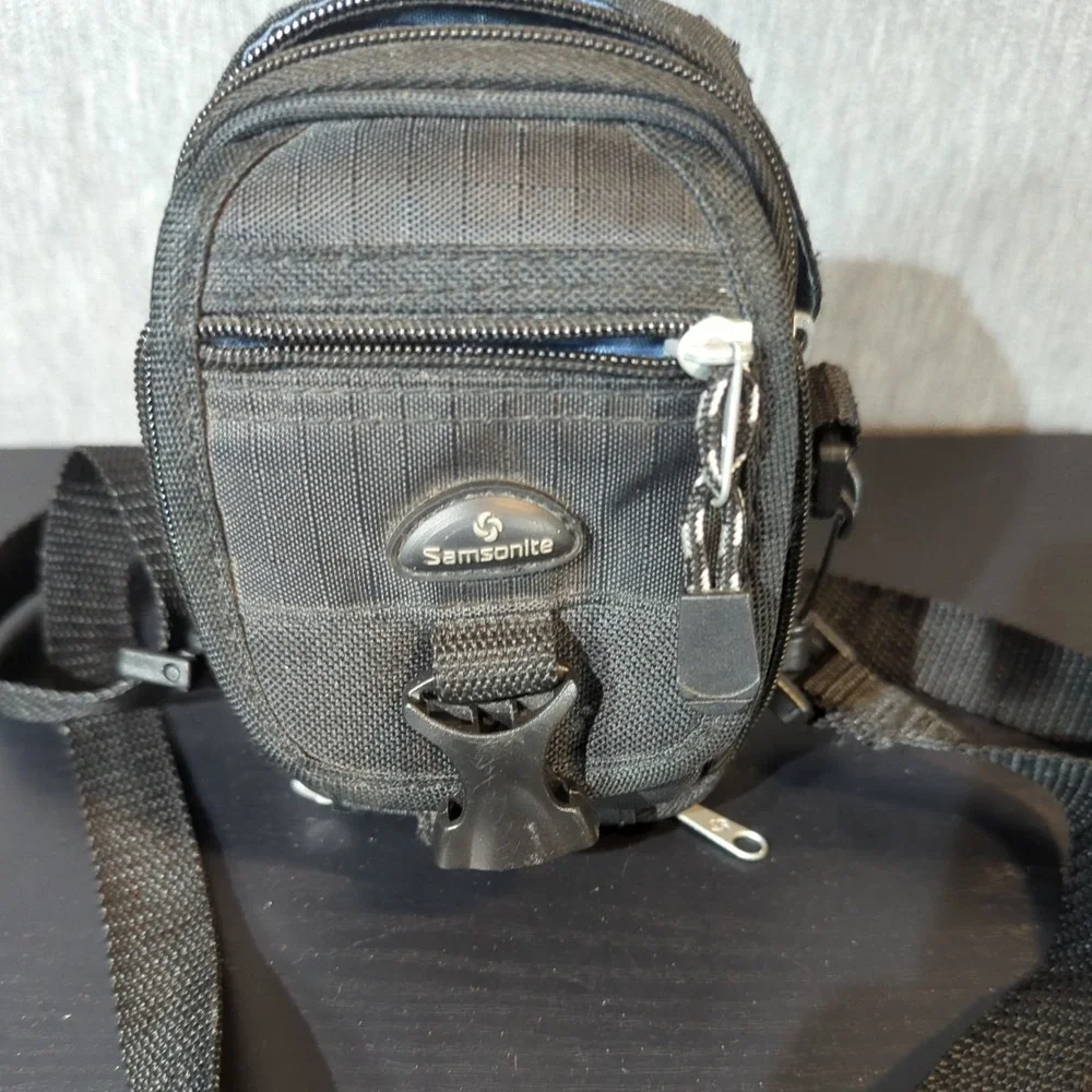 Samsonite small zippered