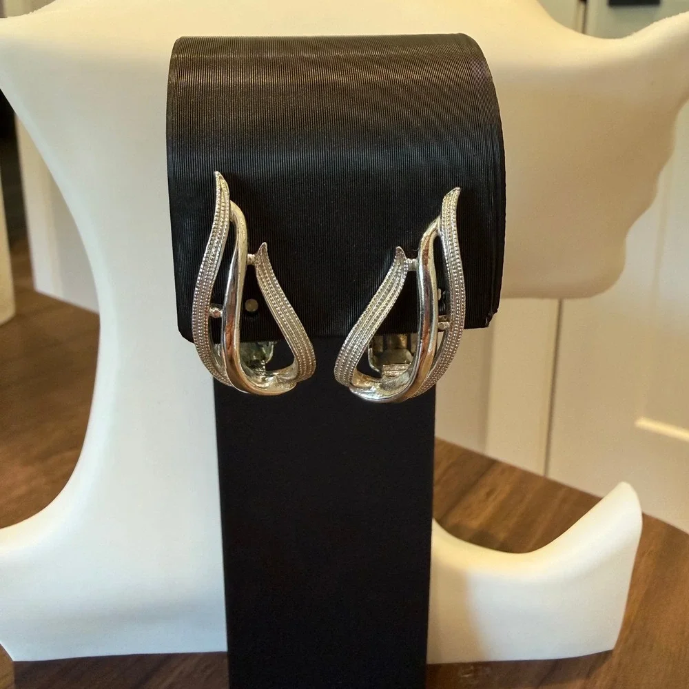 Vintage Statement Sarah Coventry Silver Tone Teardrop Clip On Earrings