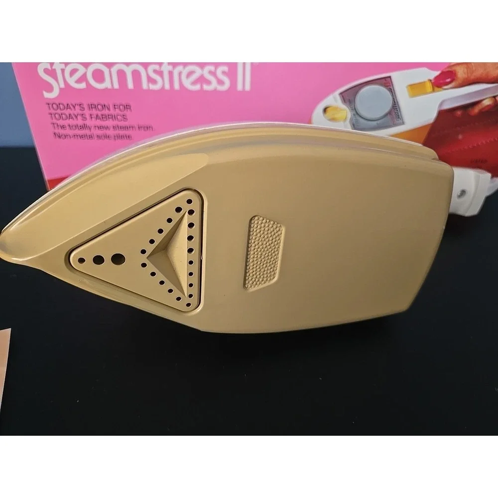 Vintage Oscrow Steamstress II 2‎ Lightweight Travel Steam Iron Made In The USA