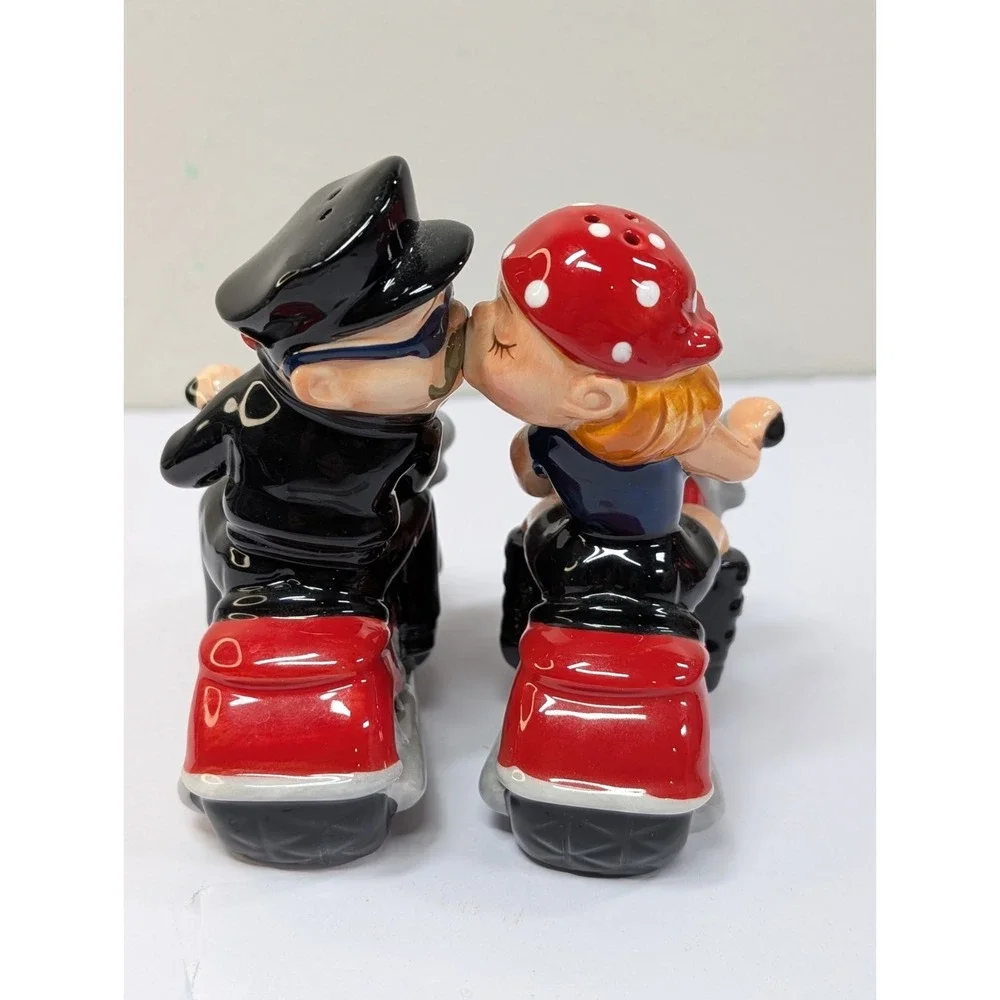 BIKER COUPLE MOTORCYCLE KISSING‎ MAGNETIC SALT & PEPPER SHAKER SET WESTLAND