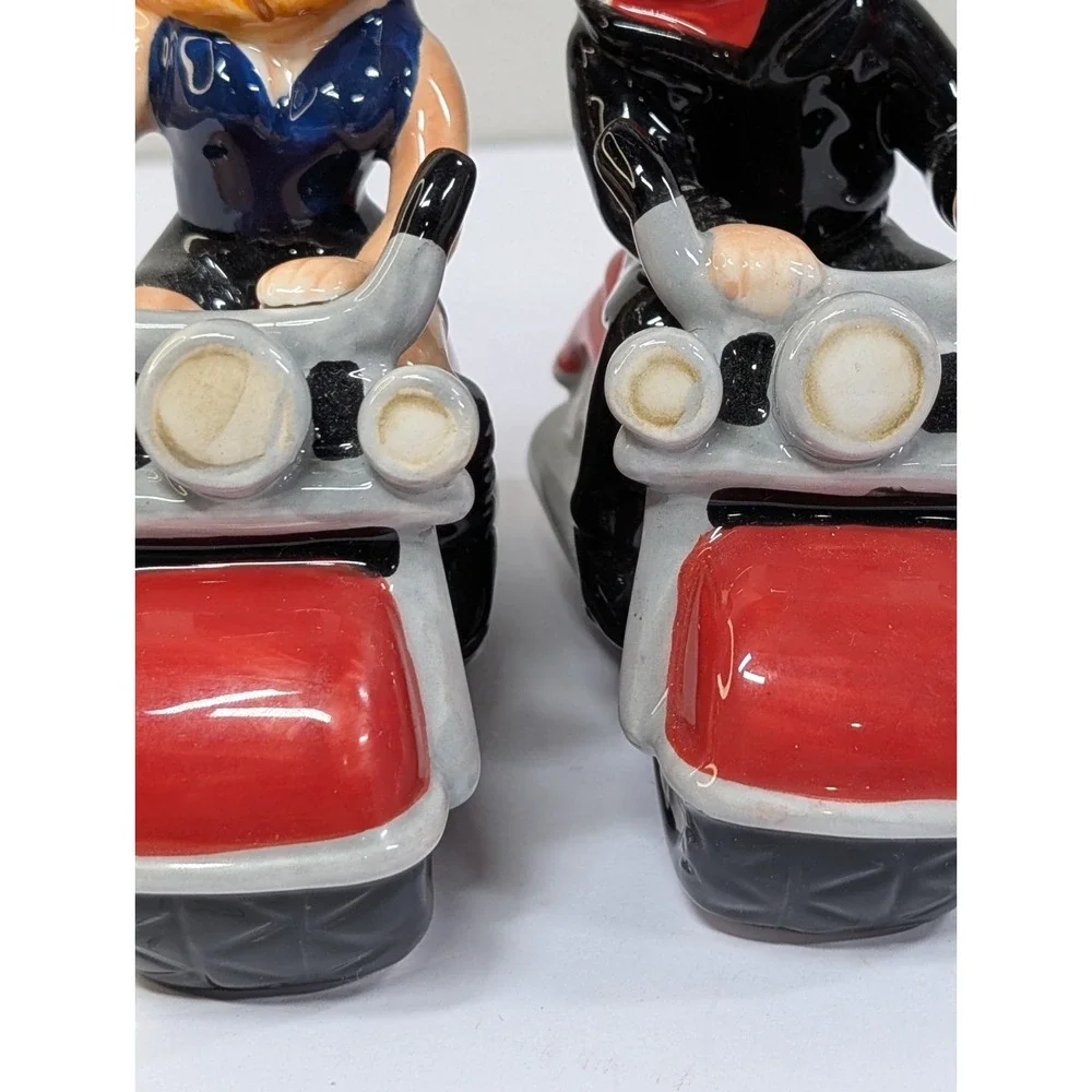BIKER COUPLE MOTORCYCLE KISSING‎ MAGNETIC SALT & PEPPER SHAKER SET WESTLAND