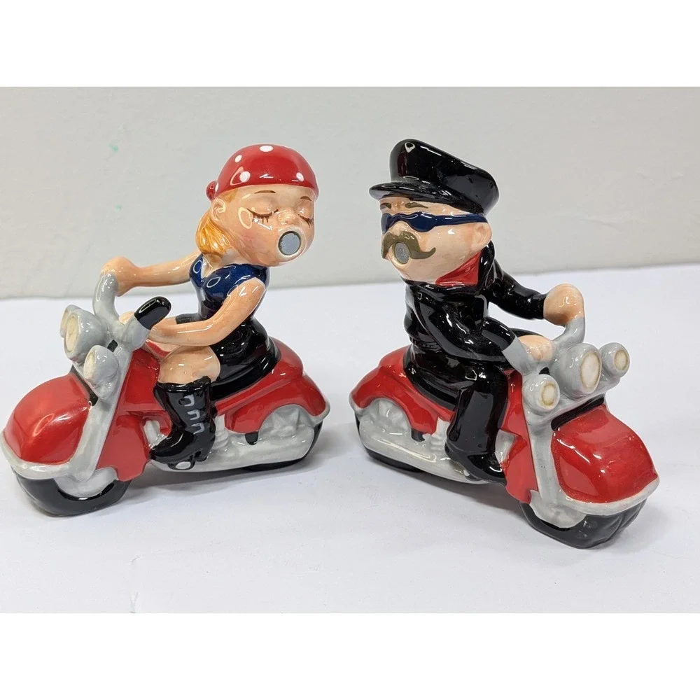 BIKER COUPLE MOTORCYCLE KISSING‎ MAGNETIC SALT & PEPPER SHAKER SET WESTLAND