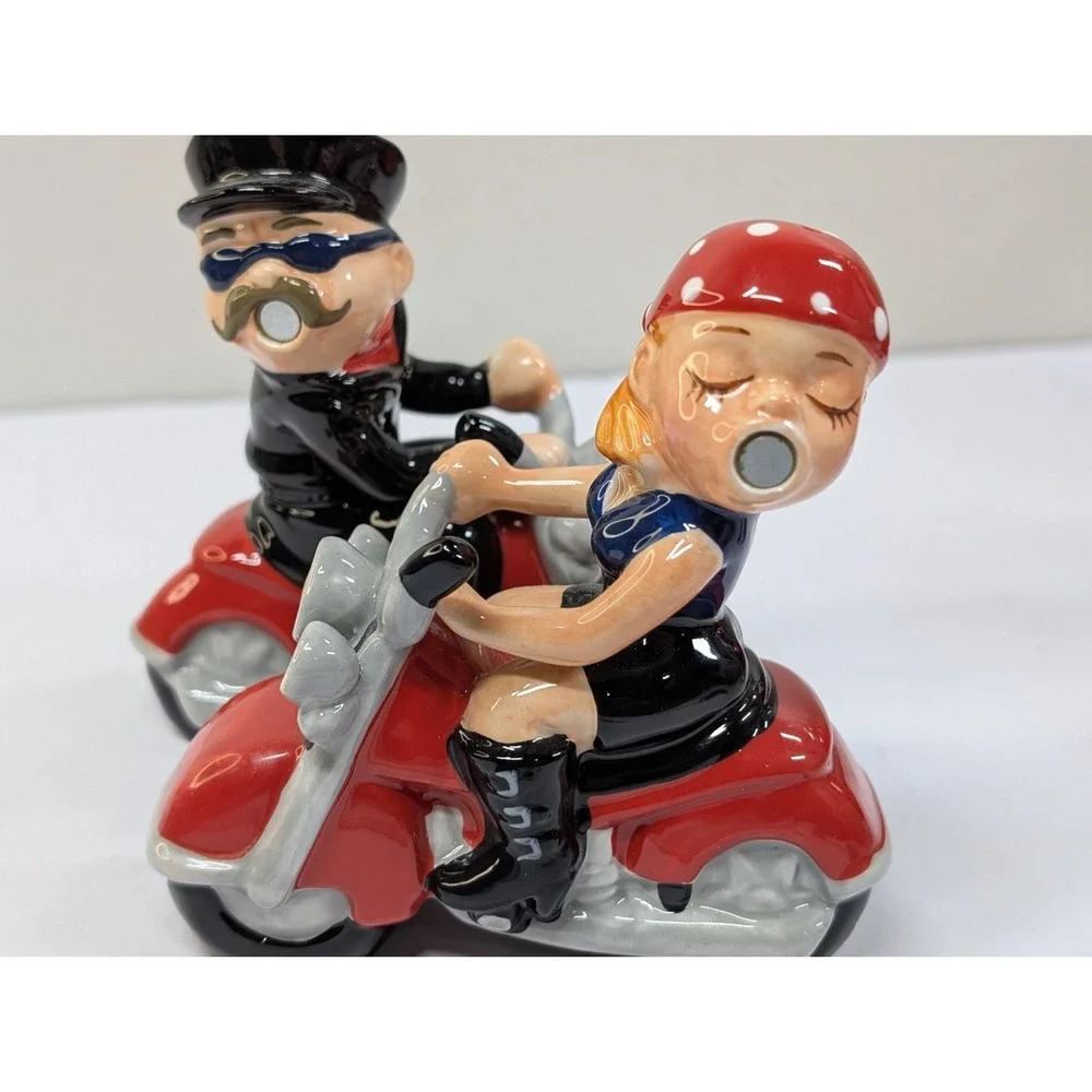 BIKER COUPLE MOTORCYCLE KISSING‎ MAGNETIC SALT & PEPPER SHAKER SET WESTLAND