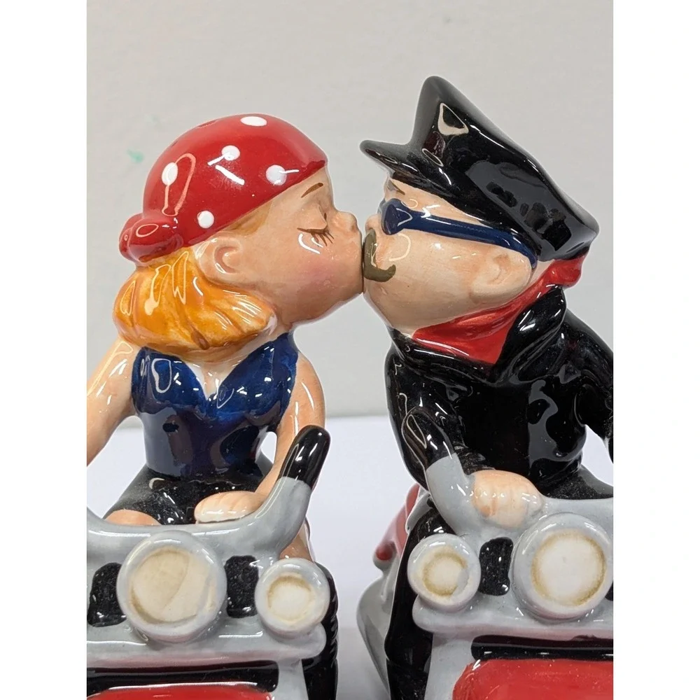 BIKER COUPLE MOTORCYCLE KISSING‎ MAGNETIC SALT & PEPPER SHAKER SET WESTLAND