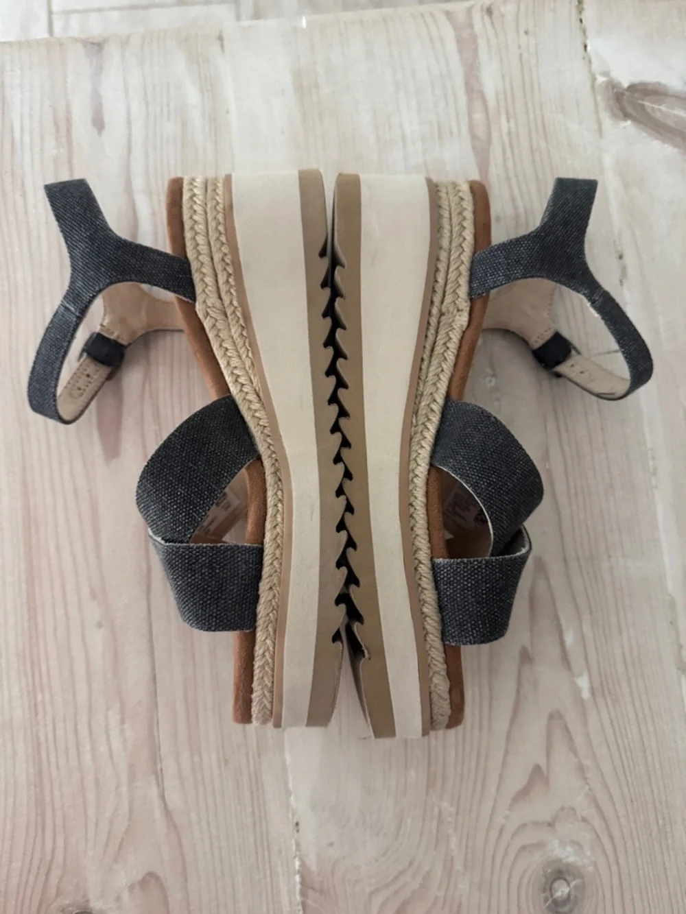 Toms crisscross fabric