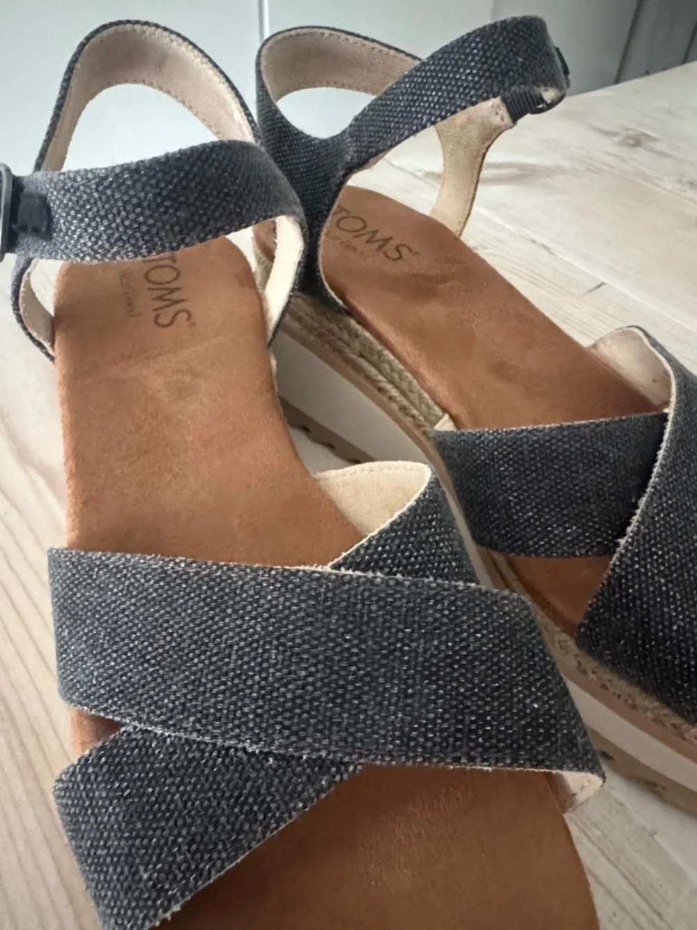 Toms crisscross fabric