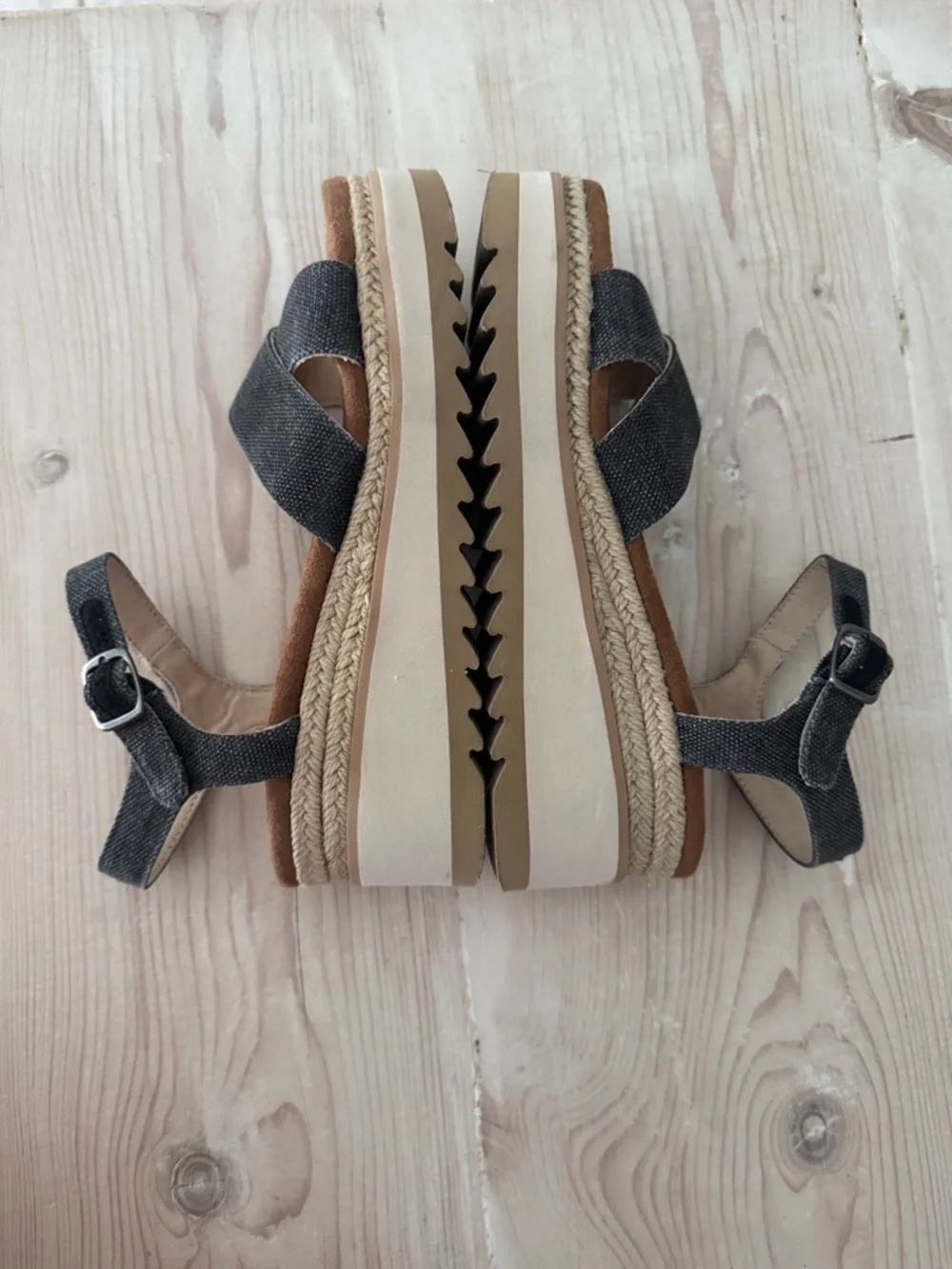 Toms crisscross fabric