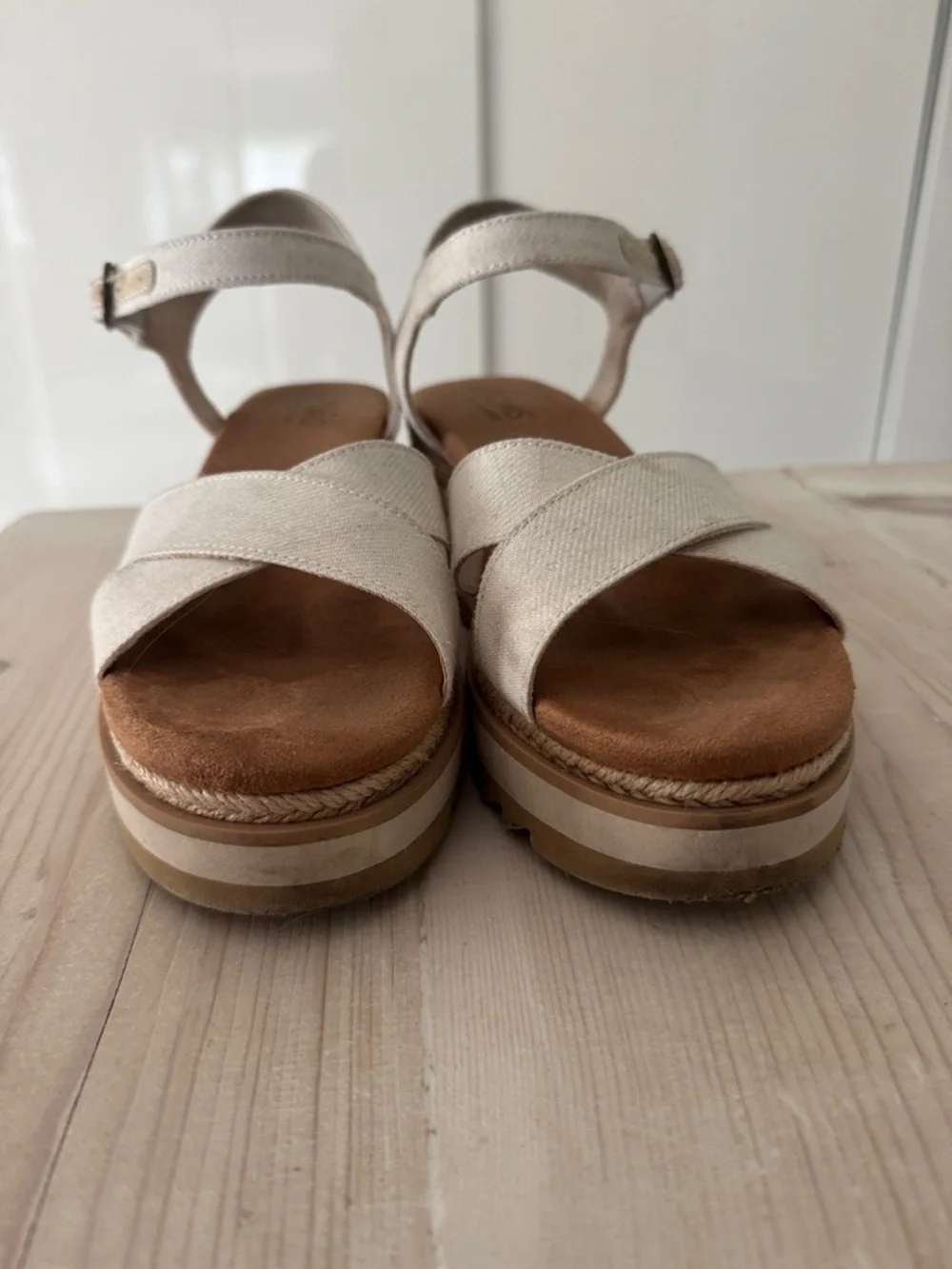 Toms straps secure casual