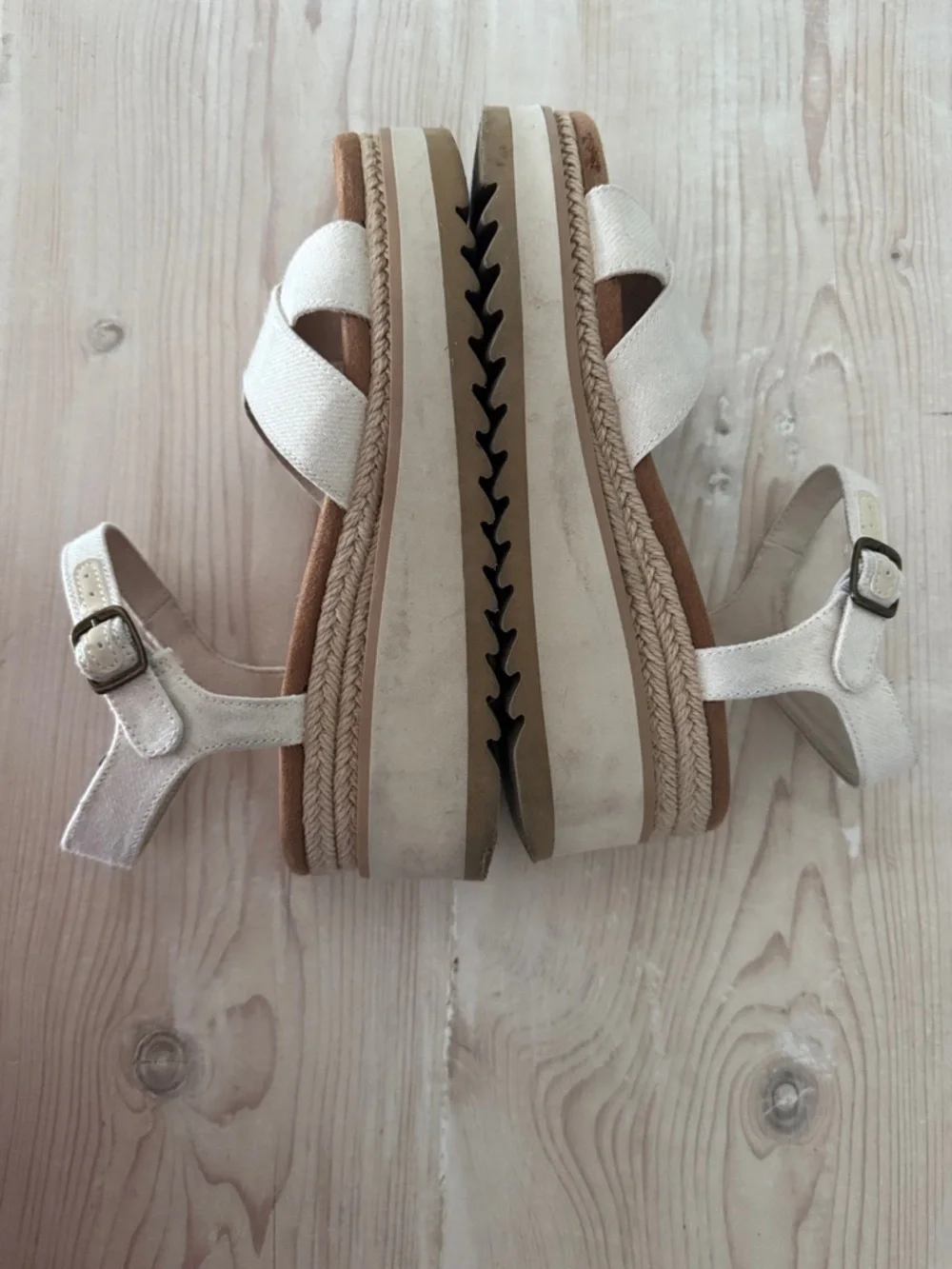 Toms ridged ankle