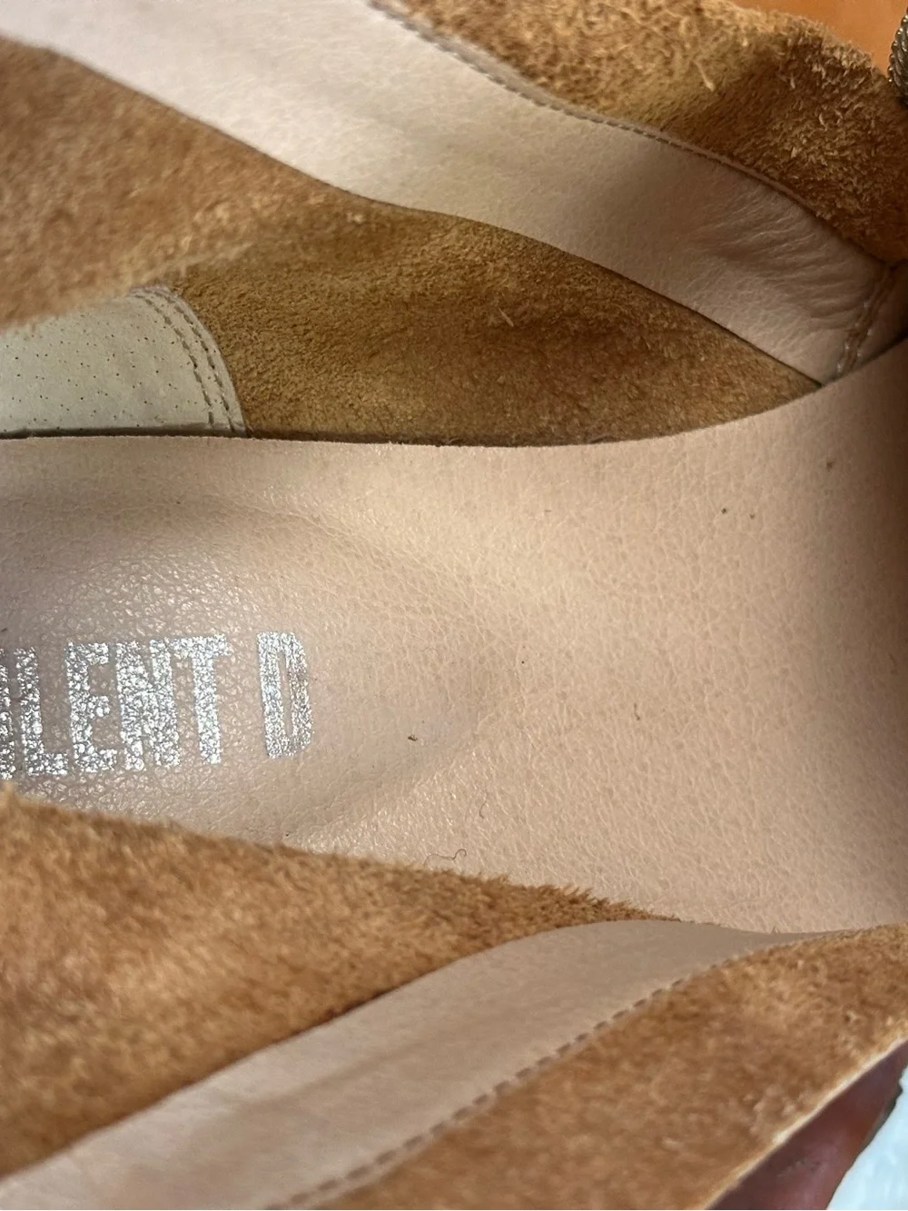 Silent D tan leather