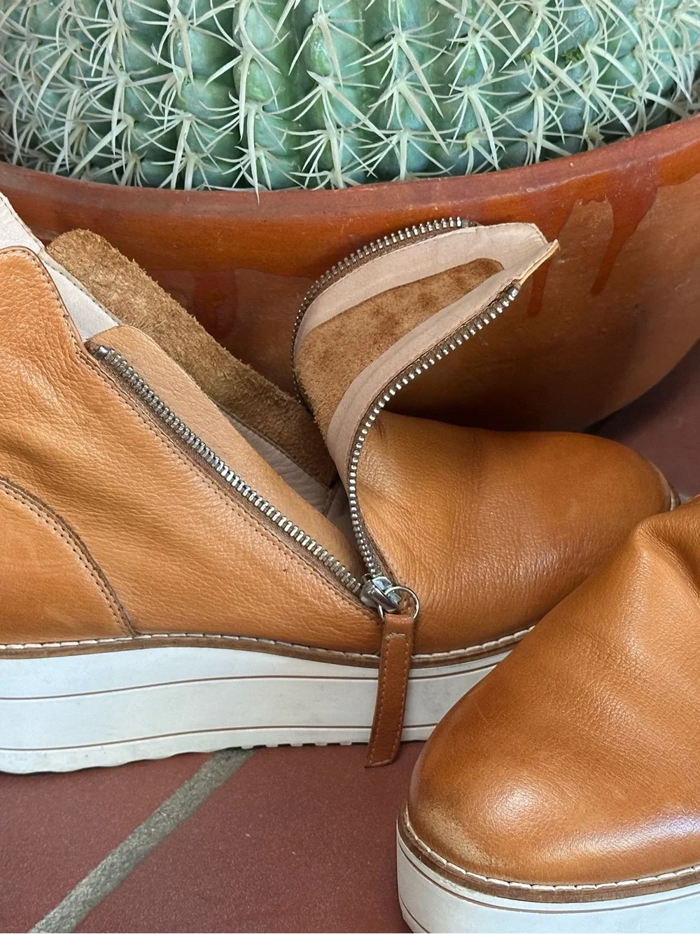 Silent D tan leather