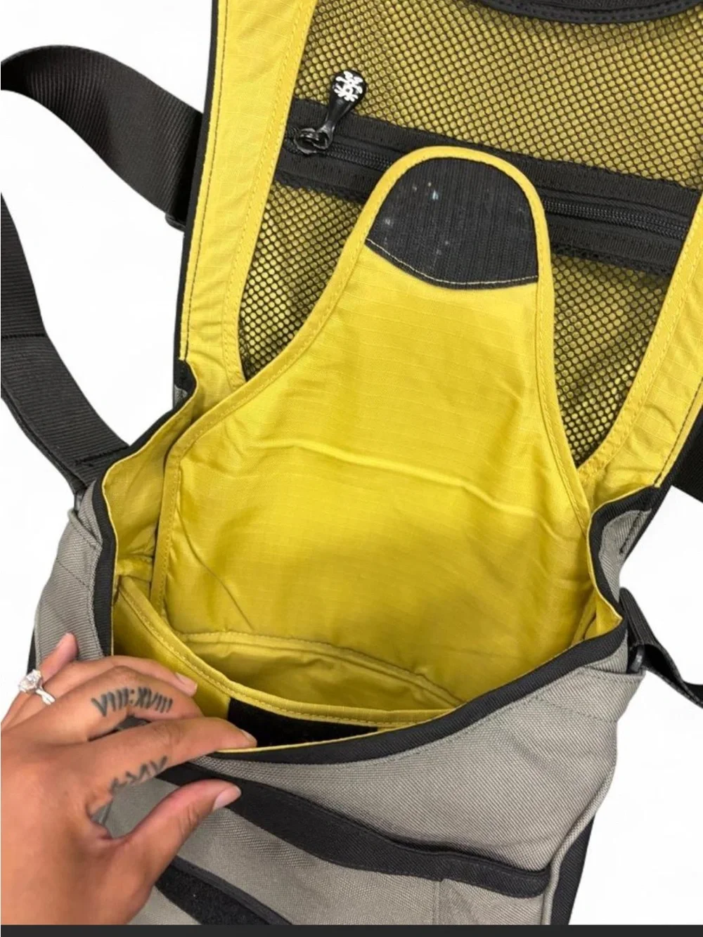 Crumpler versatile black