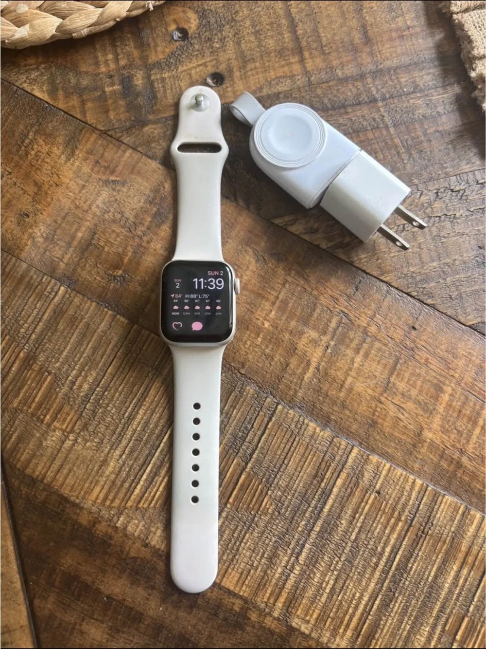 Apple Watch SE (2nd Gen) Starlight Aluminum with Starlight Sport Band