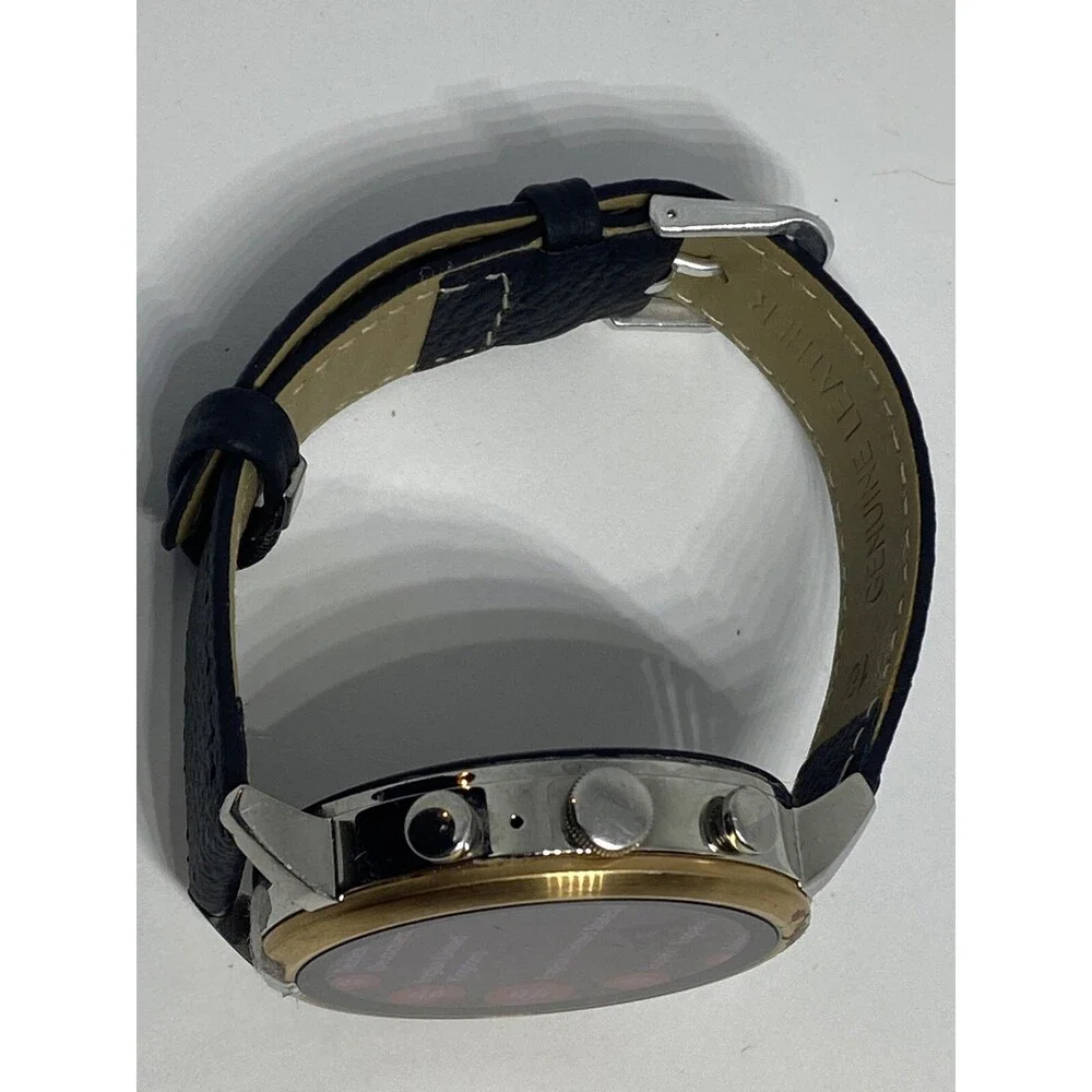 Fossil clasp stand