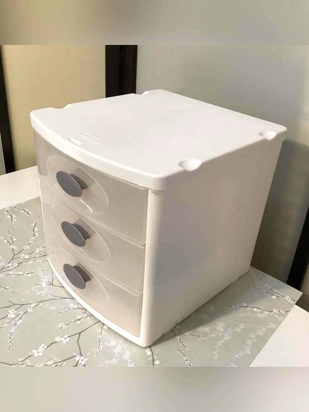 Sterilite white small