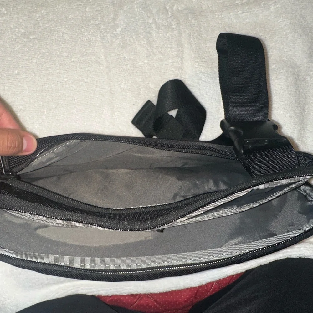 Aer sleek crossbody