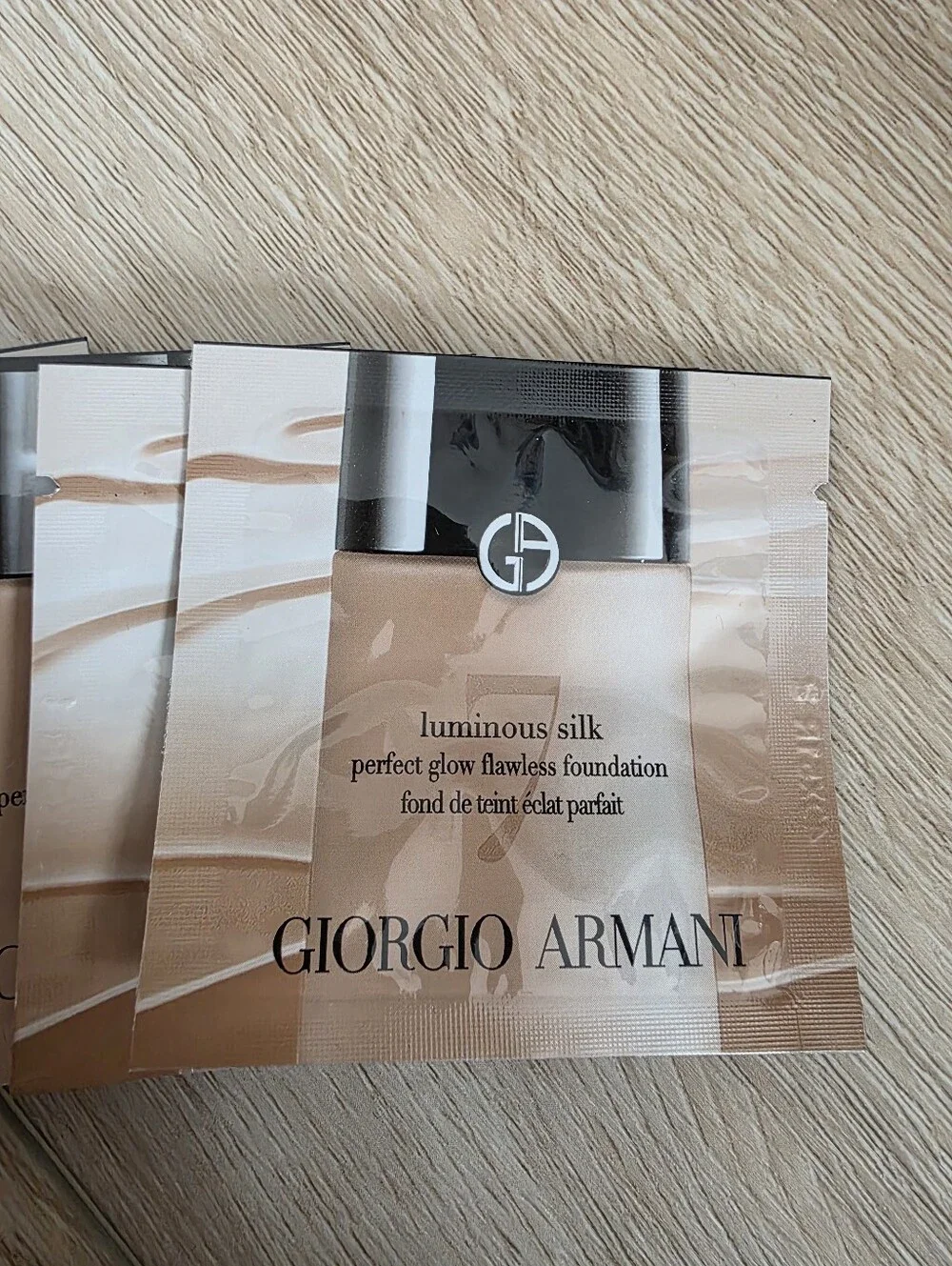 6 X Giorgio Armani Luminous Silk Perfect Glow Flawless Foundation sample packets