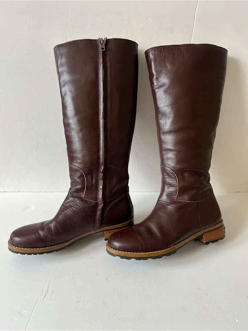 Ugg Classic Tall Brown Leather sheepskin lined shearling winter Boots size 6