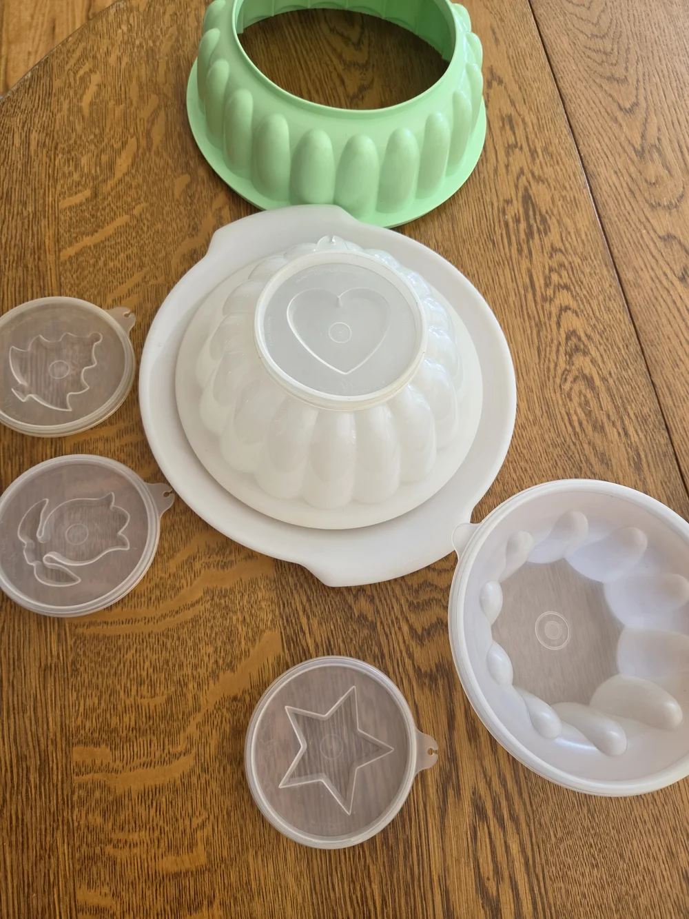 Vtg Tupperware Green and White Jello Mold Set with Decorative Imprint Lids