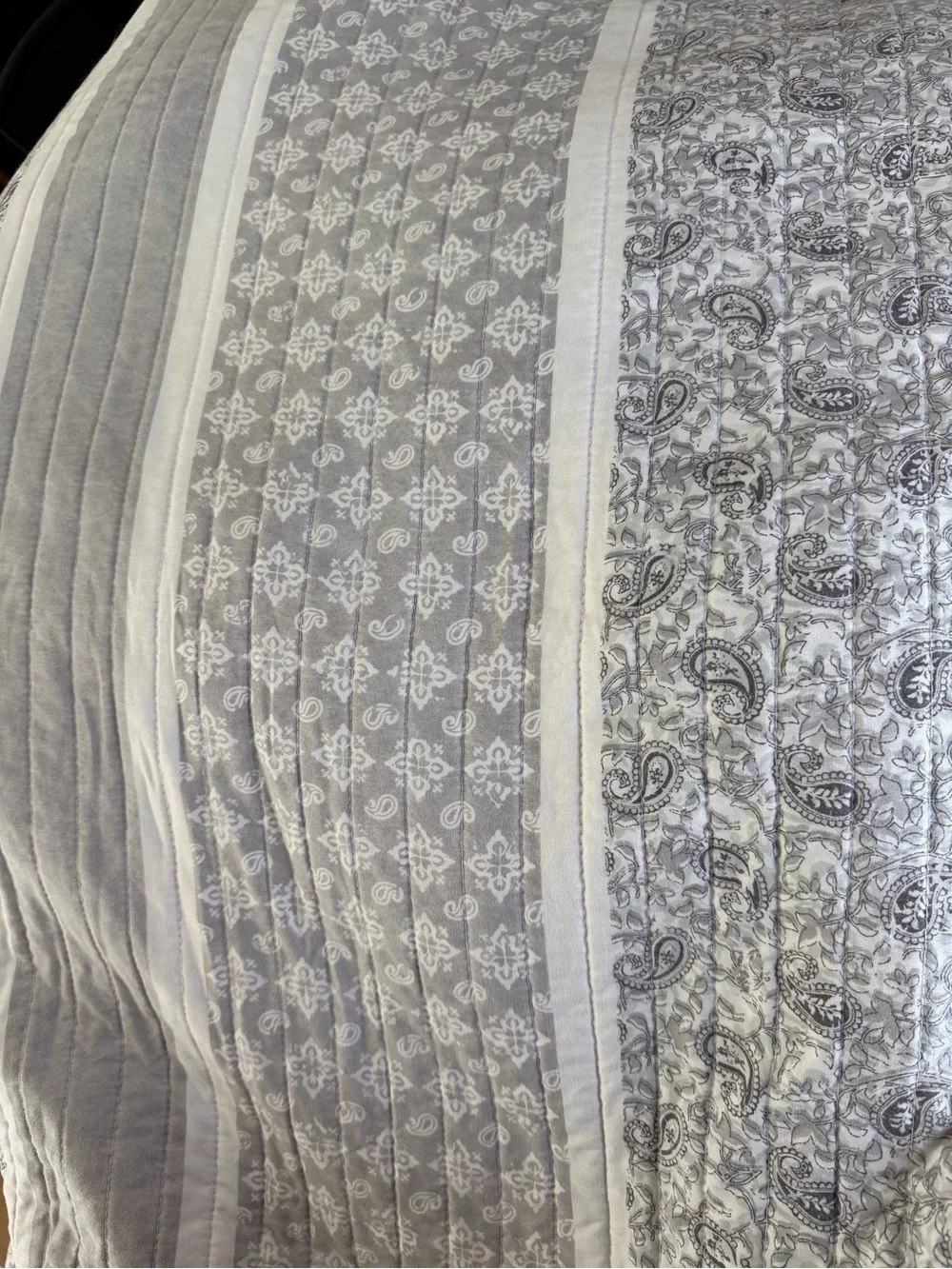 Paisley Quilted Bedspread Full/Queen - Gray & White. Reversible