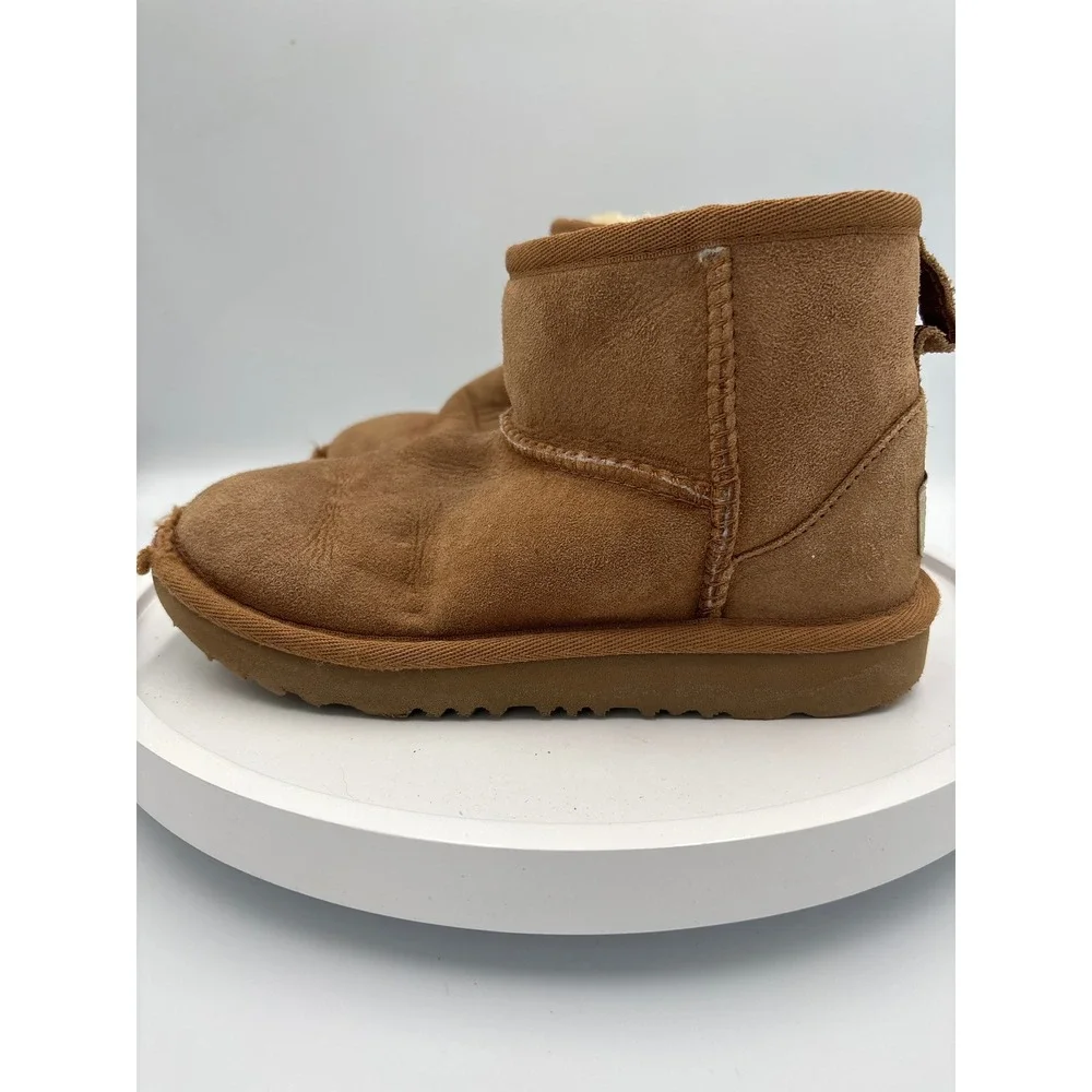 UGG treadlite feature back