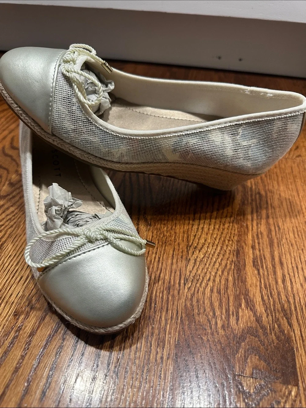 Karen Scott Light Silver Ballet Flats with Bow Trim