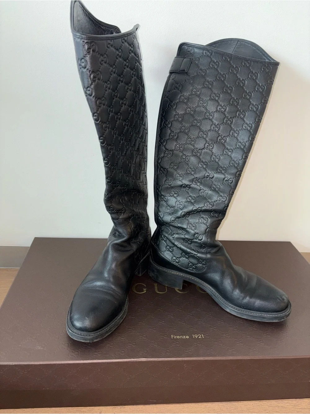 Gucci signature gg