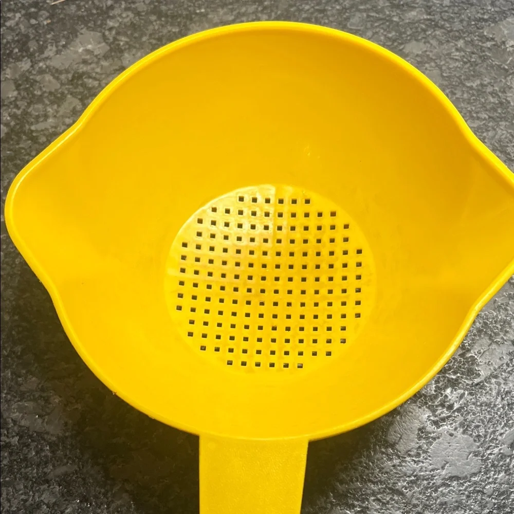 Tupperware vintage yellow
