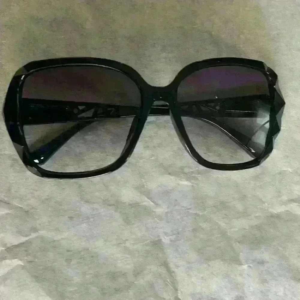 N/A woman sunglasses