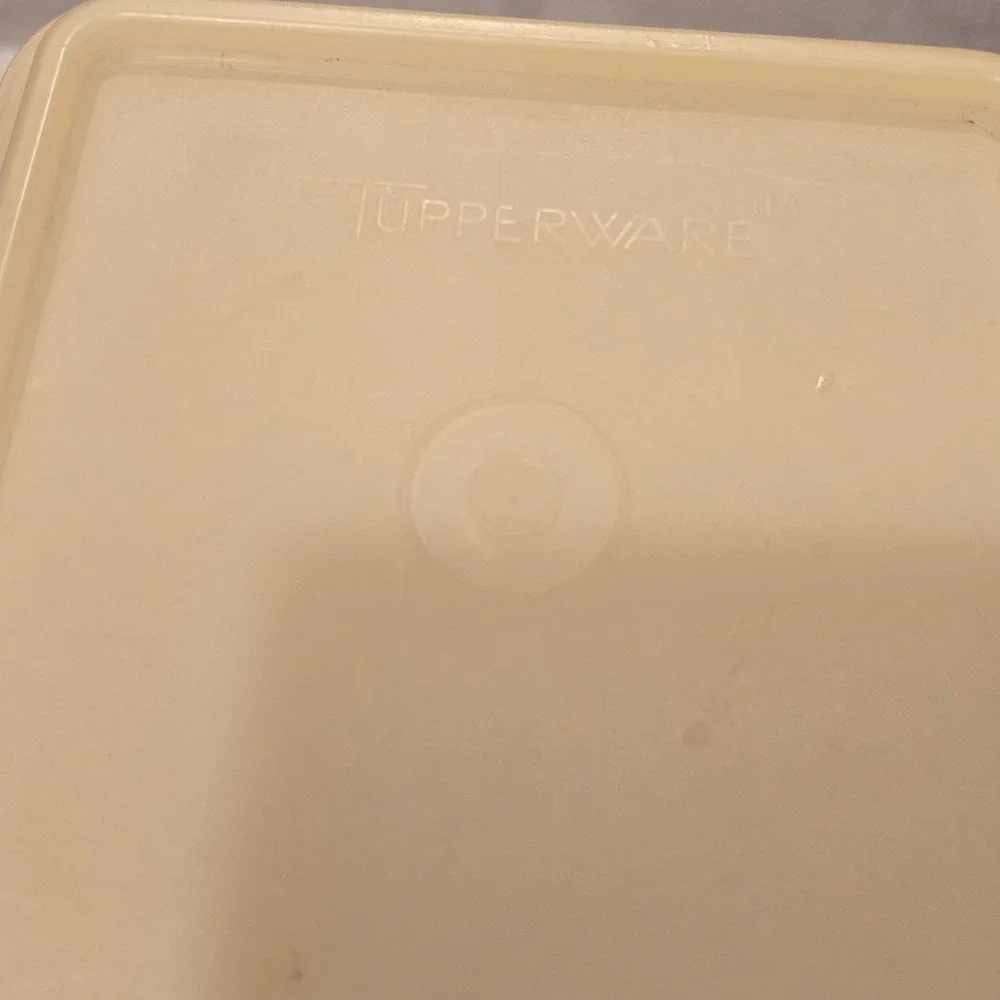 Tupperware vintage cracker