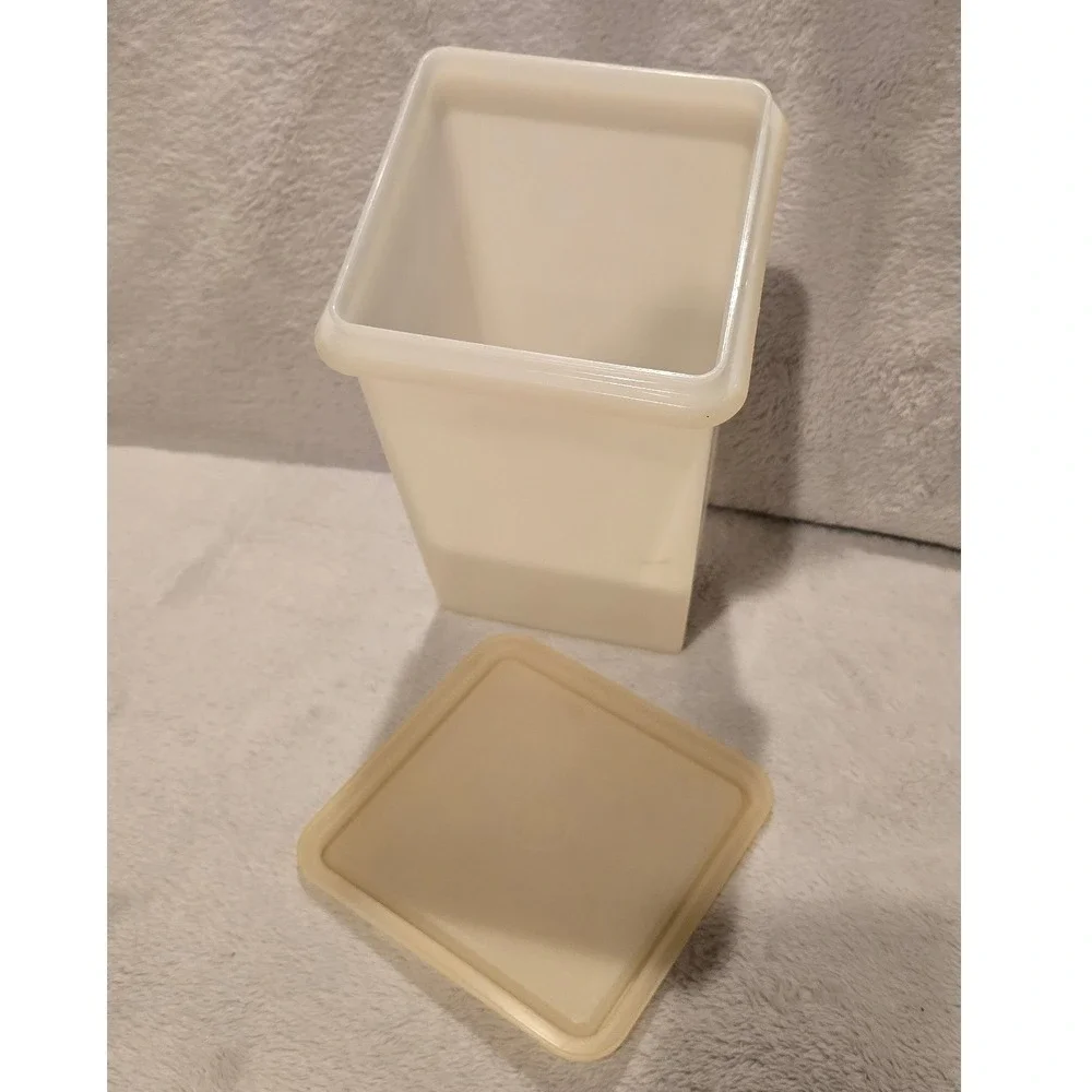 Tupperware vintage cracker