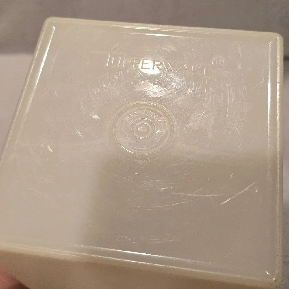 Tupperware vintage cracker