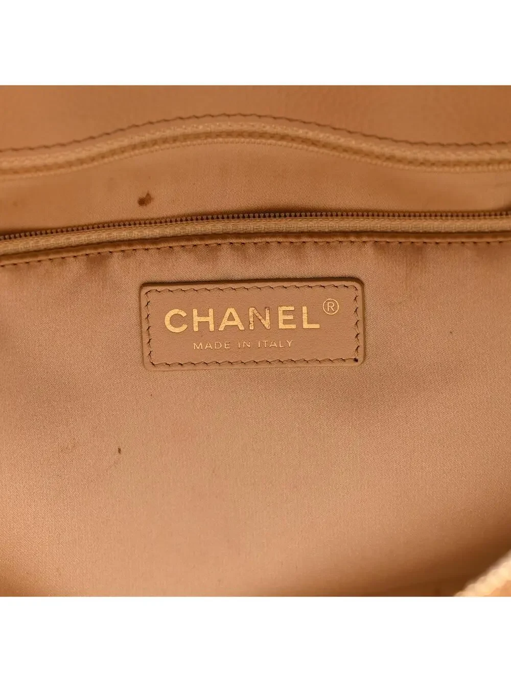 CHANEL indulge timeless