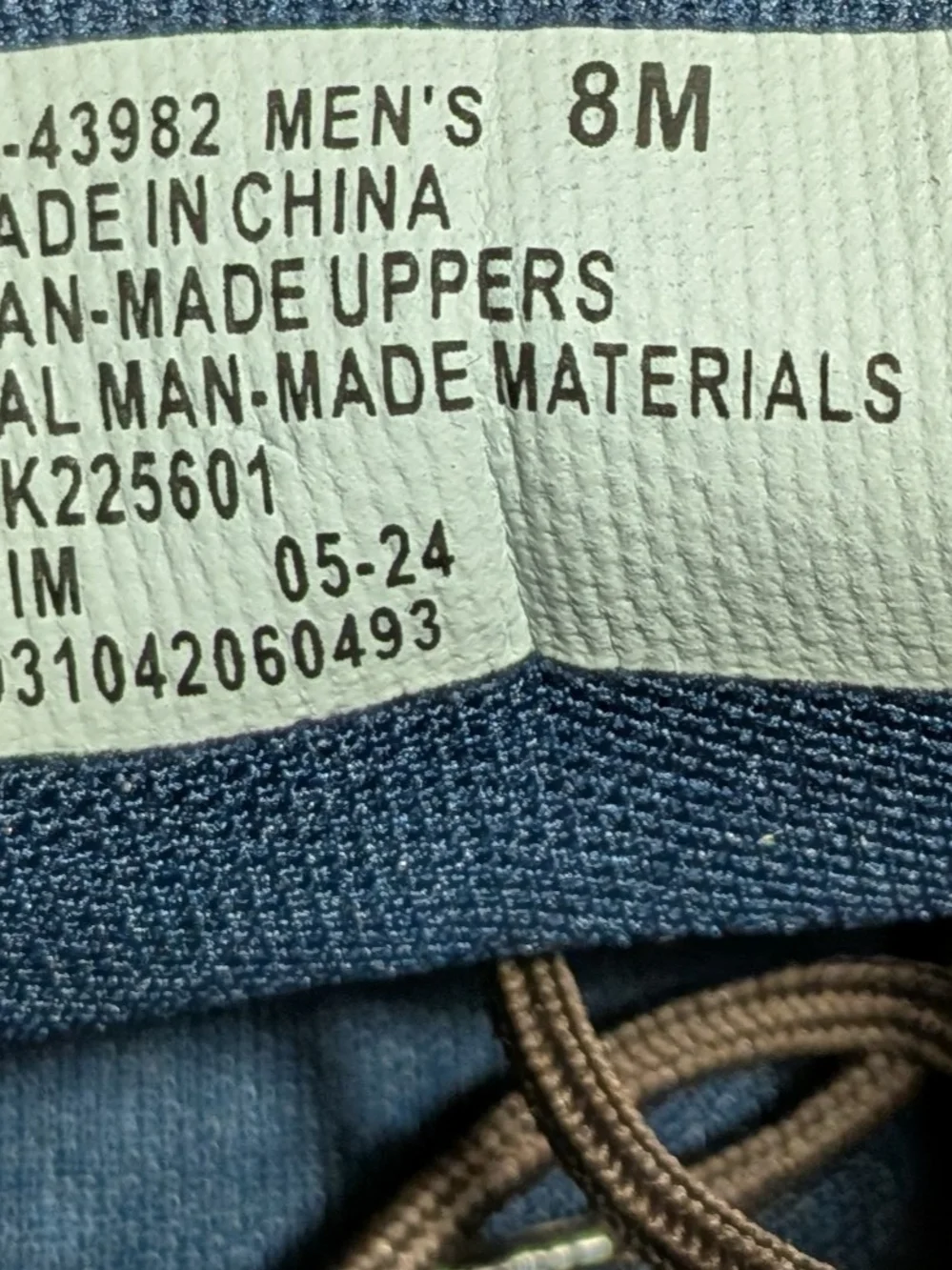 Dockers soles present detail