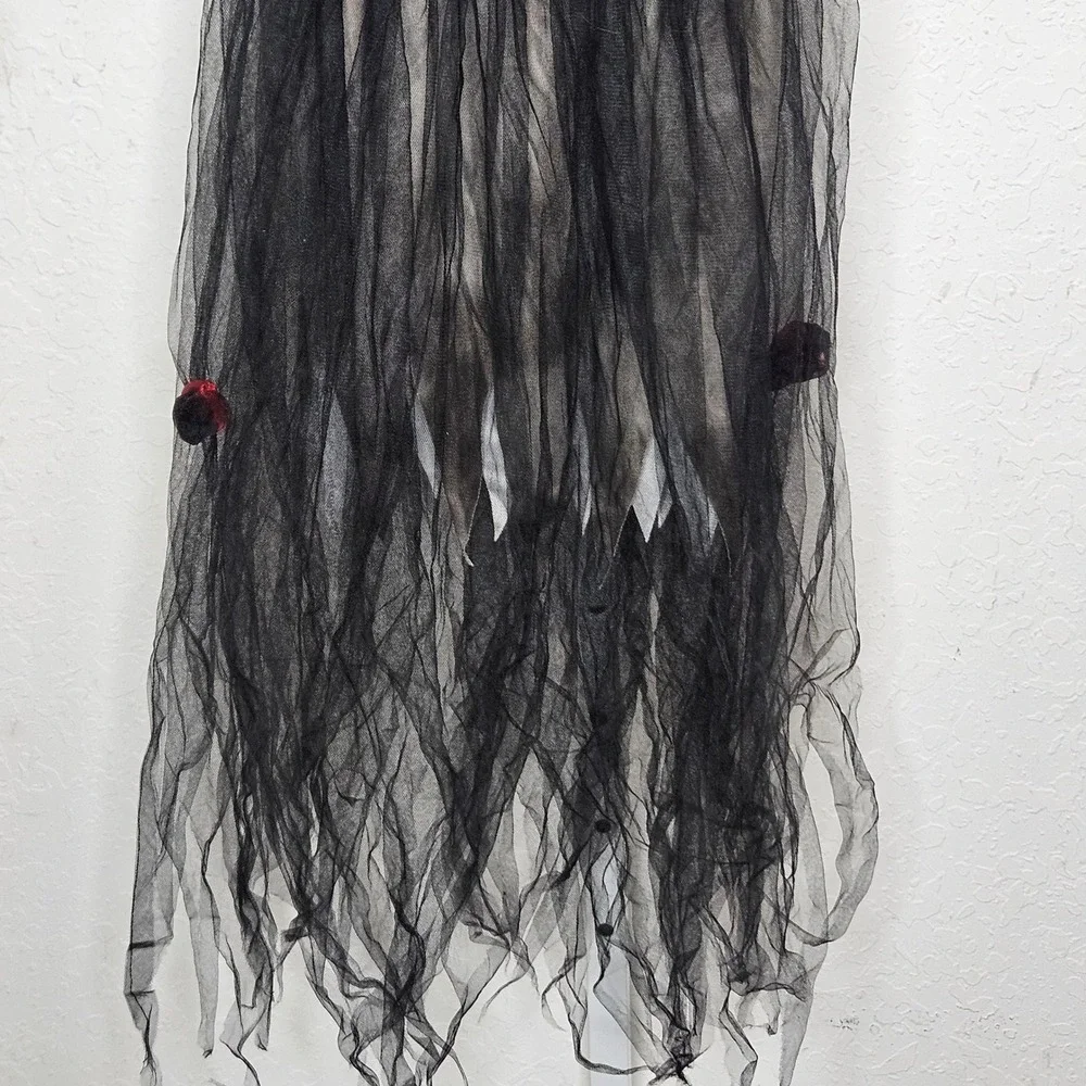 Unbranded neck captures detail