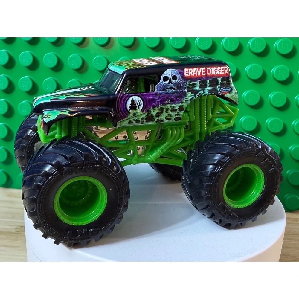 Monster Jam Grave Digger Diecast Monster Truck Green Flame Bad to the Bone 1:64
