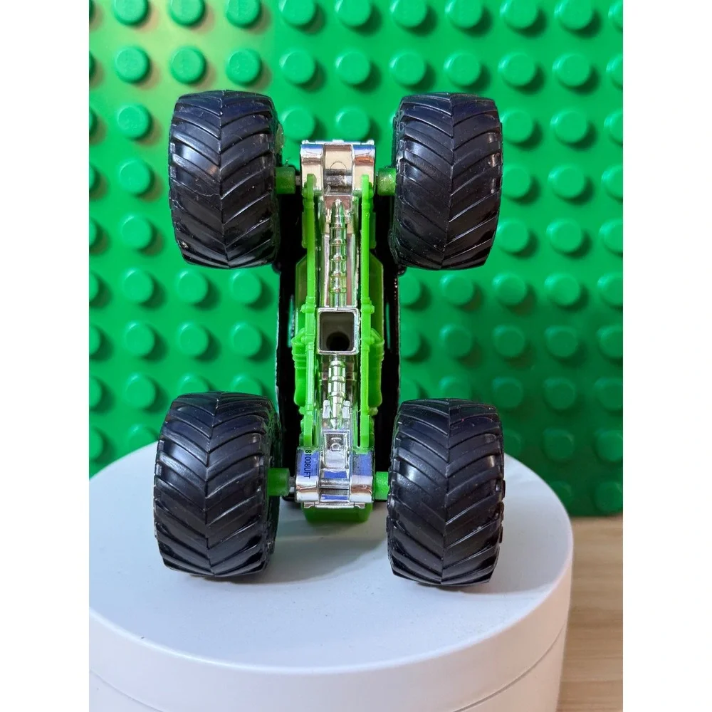 Monster Jam Grave Digger Diecast Monster Truck Green Flame Bad to the Bone 1:64