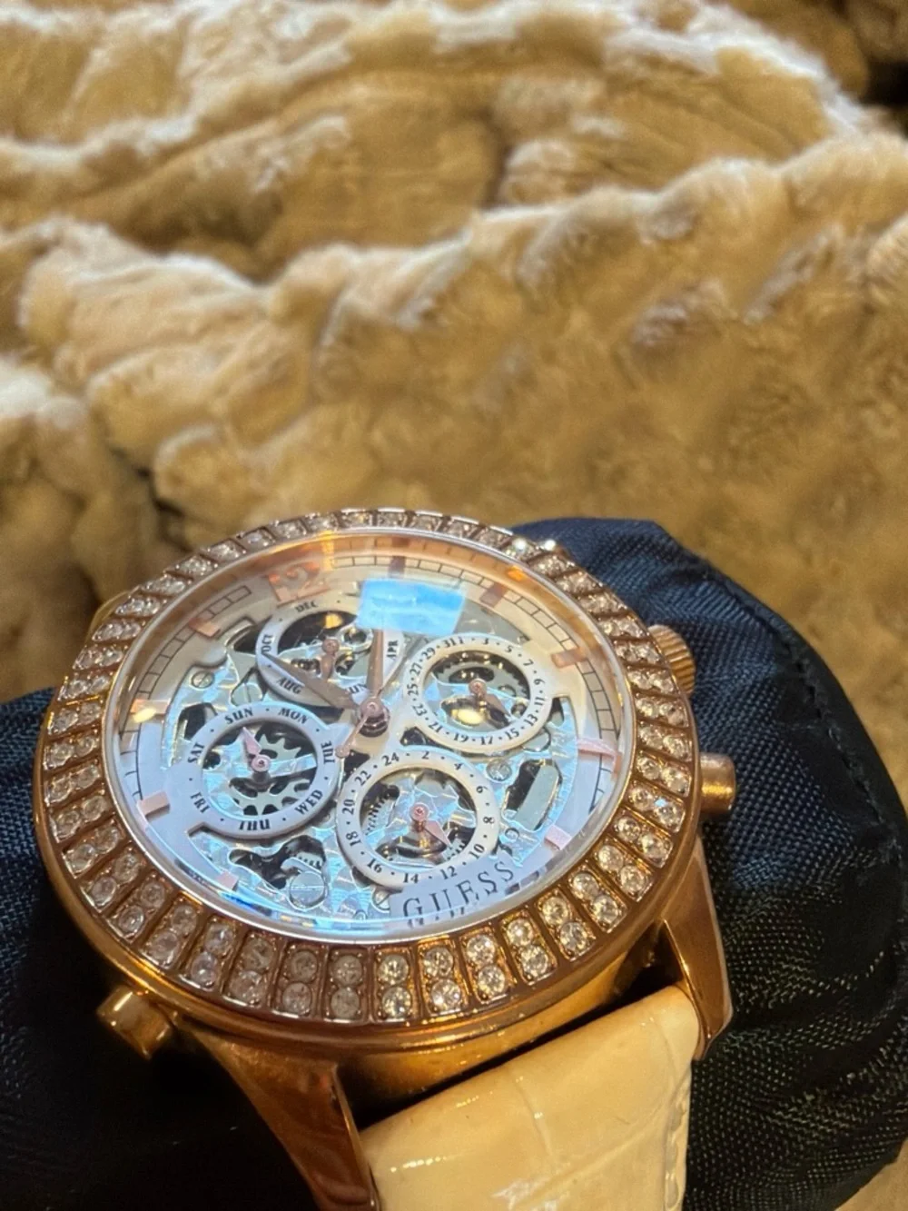Guess men watch