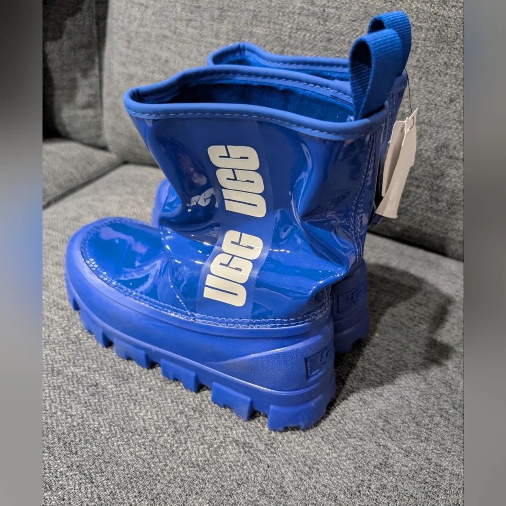 UGG shiny blue
