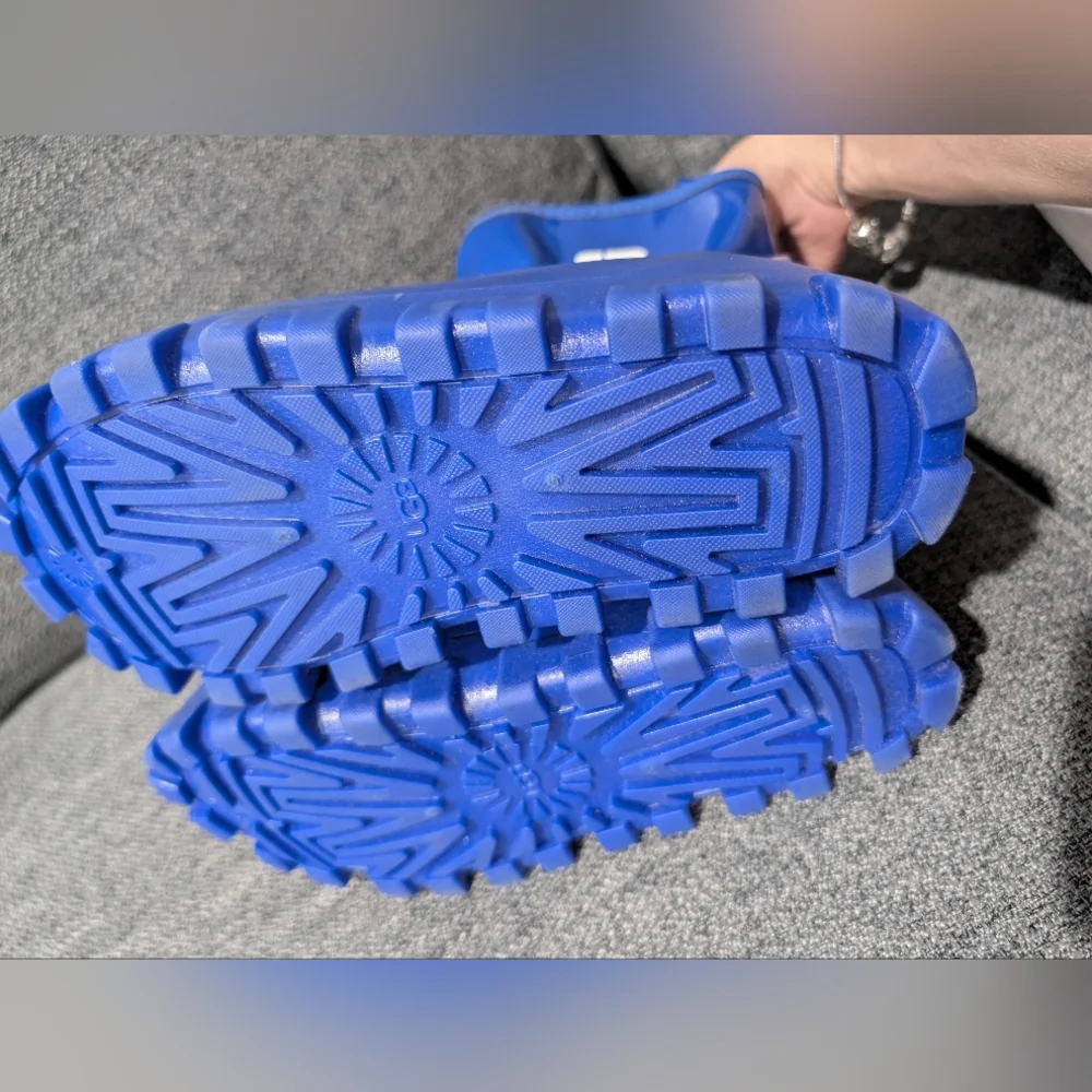 UGG shiny blue