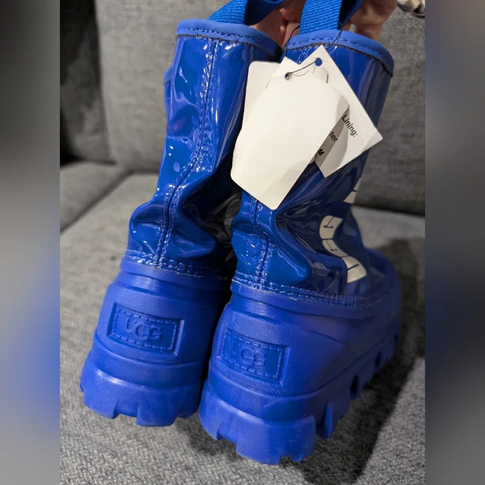 UGG shiny blue