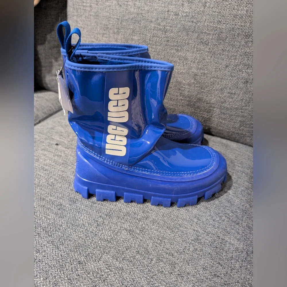 UGG shiny blue