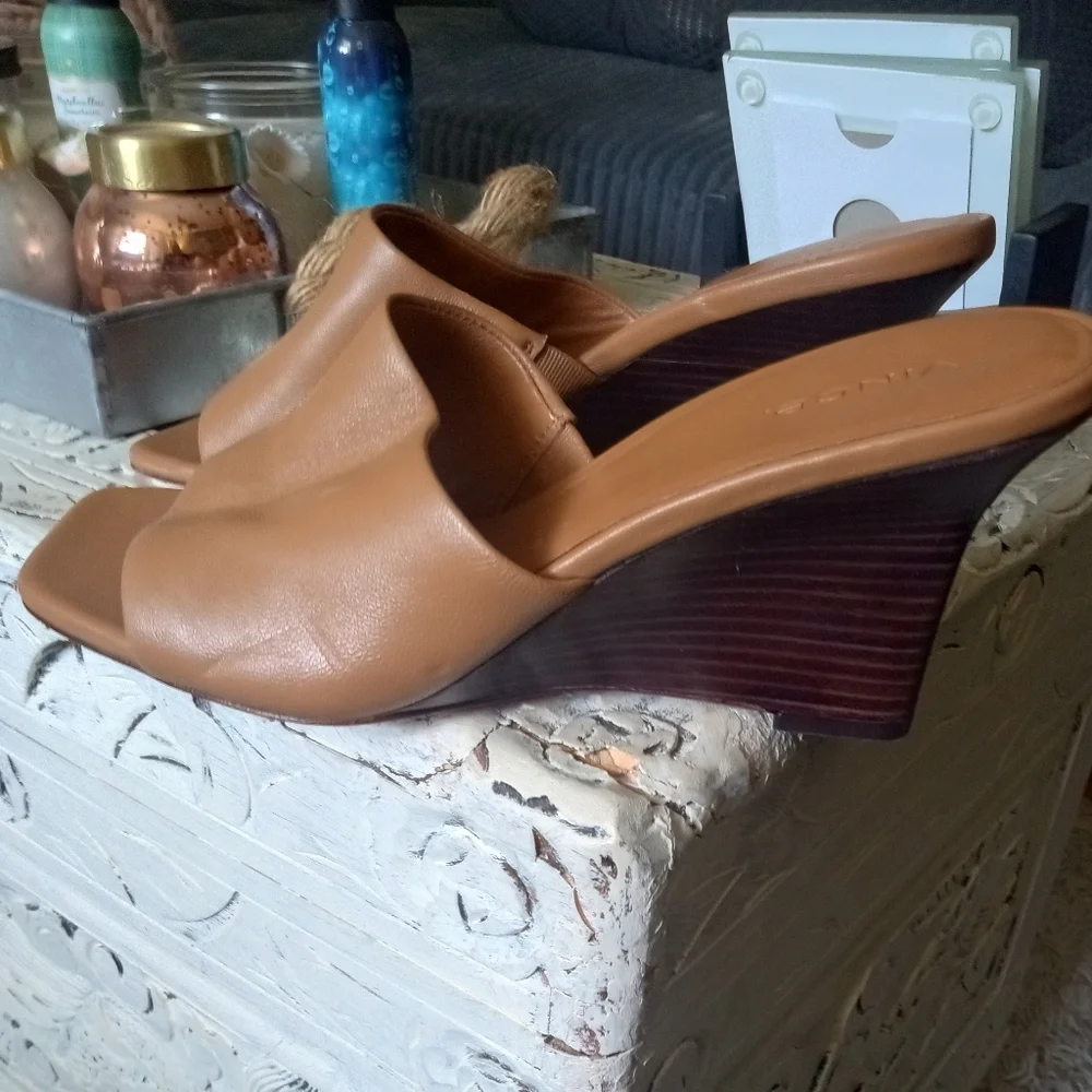 🆕⭐ VINCE tan camel leather wedges
