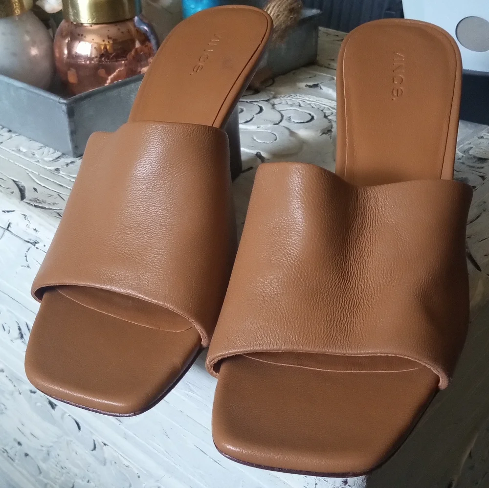🆕⭐ VINCE tan camel leather wedges