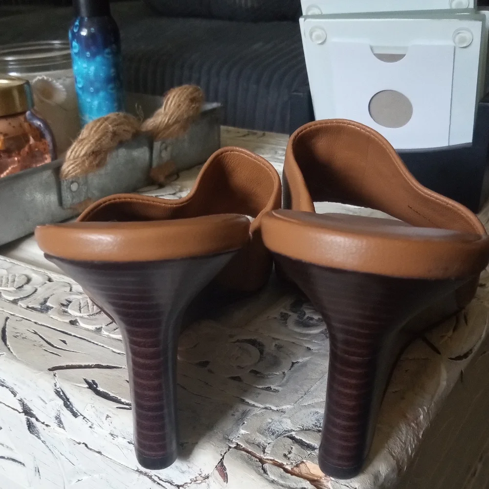 🆕⭐ VINCE tan camel leather wedges