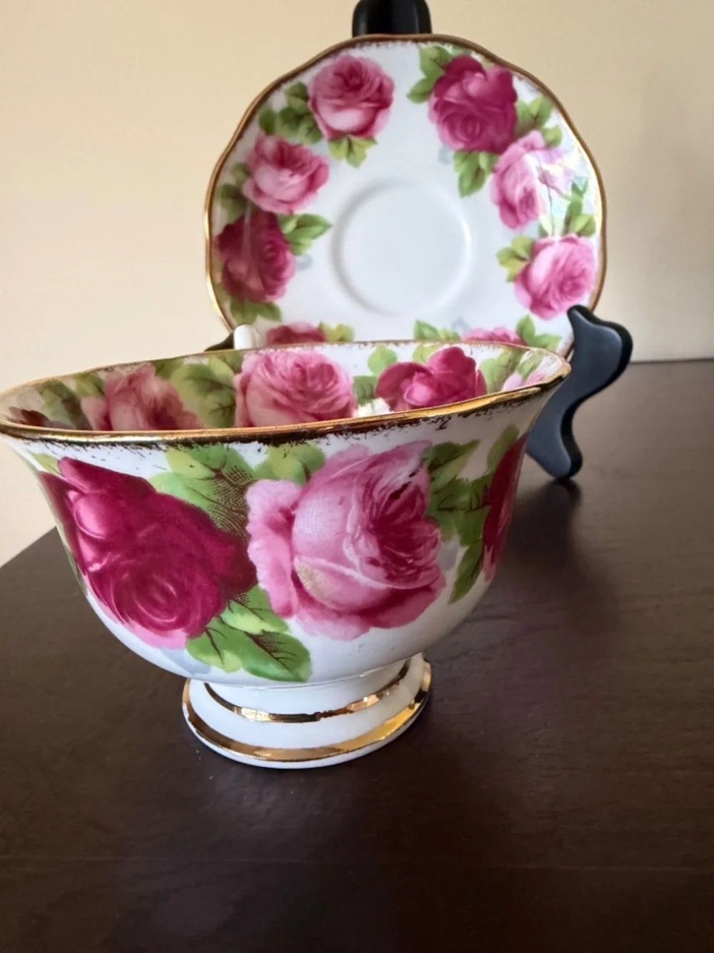 Vintage Royal Albert England OLD ENGLISH ROSES Tea Cup Saucer Gilt Gold Rim