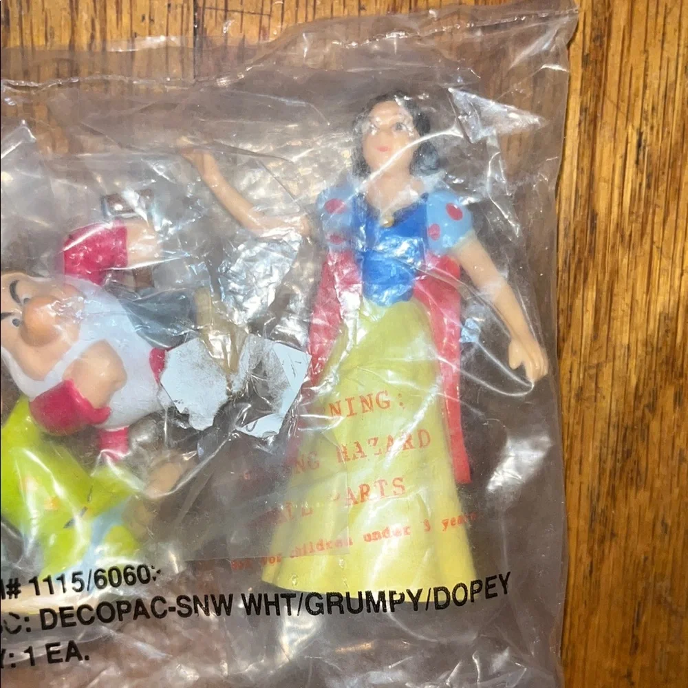 NWT Disney Snow White Grumpy Dopey Cake Toppers